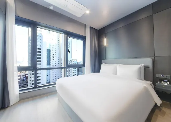 The Metro Hotel *