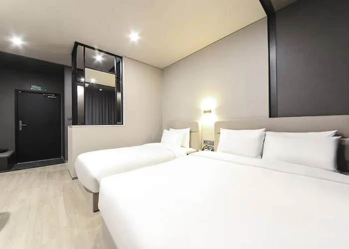The Metro Hotel *