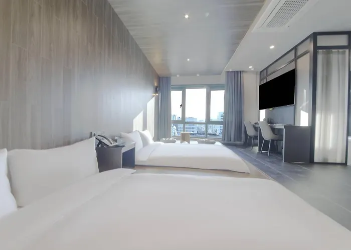 The Metro Hotel *